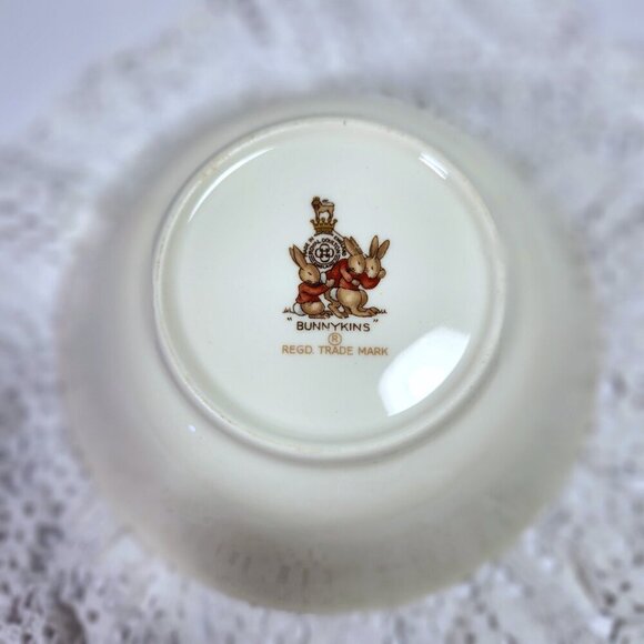 Royal Doulton Bunnykins 6" Bone China Cereal Soup Fruit Bowl "Dressing Up" - Picture 5 of 8